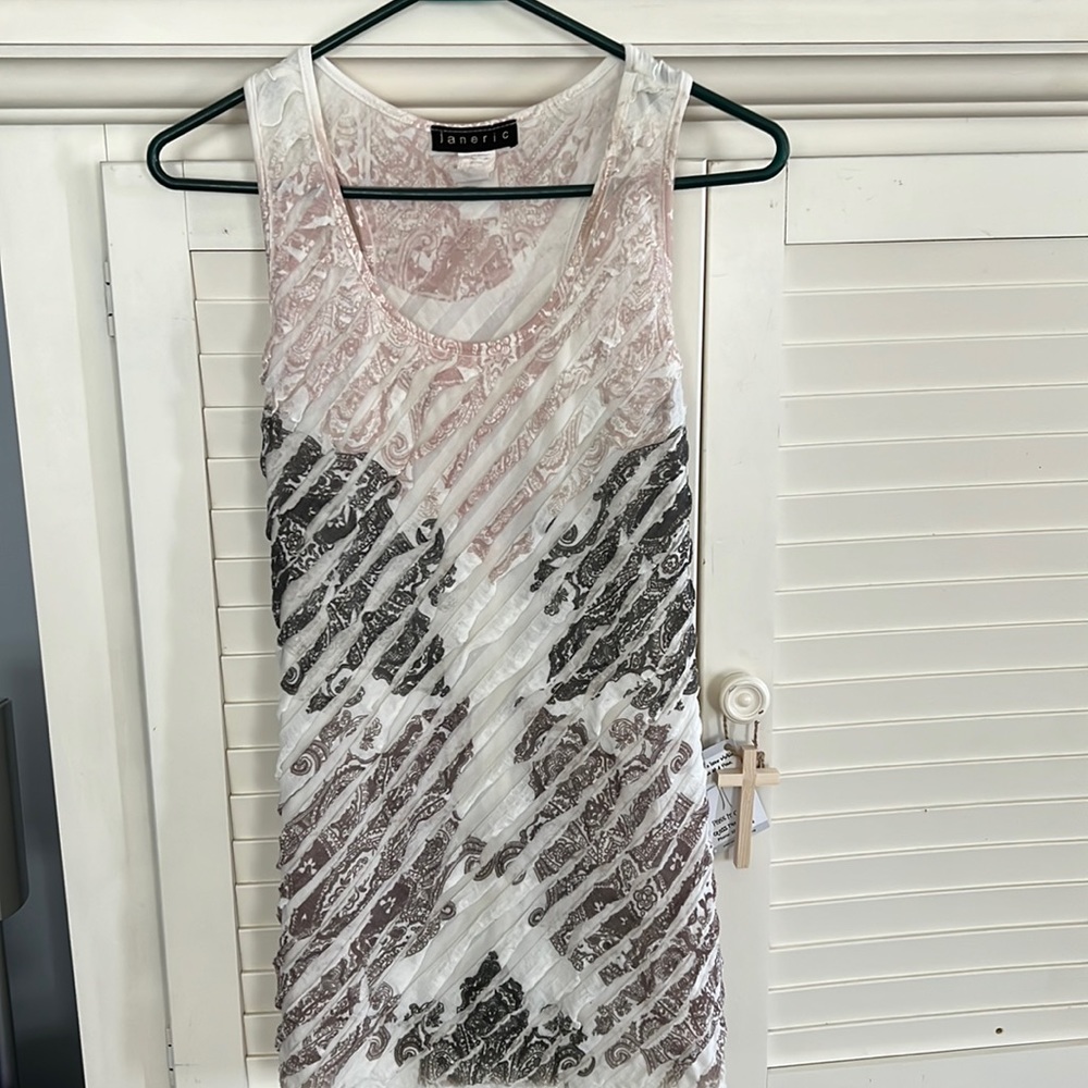 Janeric razor back figure flattering top Sz M